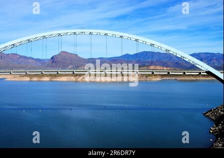 Roosevelt Bridge und Roosevelt Lake im Südosten von Arizona Stockfoto