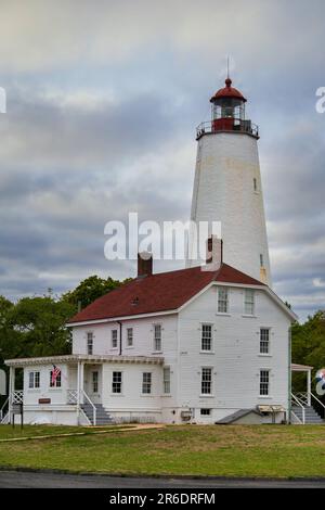 Eine Vertikale des Sandy Hook Lighthouse in New Jersey an einem bewölkten Tag Stockfoto