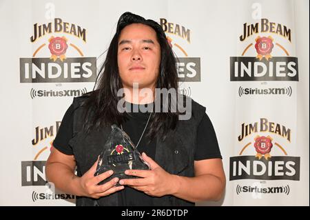 Toronto, Kanada. 8. Juni 2023. Aysanabee, Gewinner des „Indigenous Artist/Group“ oder Duo of the Year, posiert während der Canadian Music Week 2023 in Toronto bei den alljährlichen Jim Beam INDIES 22. zum Fotografieren. Dominic Chan/EXimages/CMW Stockfoto