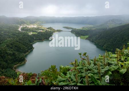 Blick auf Sete Cidades in der Nähe des Aussichtspunkts Miradouro da Grota do Inferno, Insel Sao Miguel, Azoren, Portugal Stockfoto