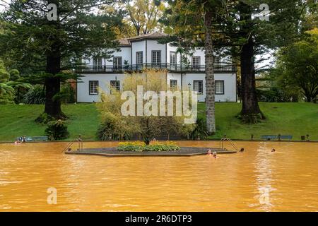 Die berühmten gelben Thermalbad im Botanischen Garten von Terra Nostra Furnas, Sao Miguel, Azoren, Portugal Stockfoto