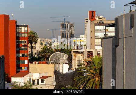 Blick über Gebäude, Kräne und Bauarbeiten auf Hochhäusern, La Condesa, Mexiko-Stadt, Mexiko Stockfoto