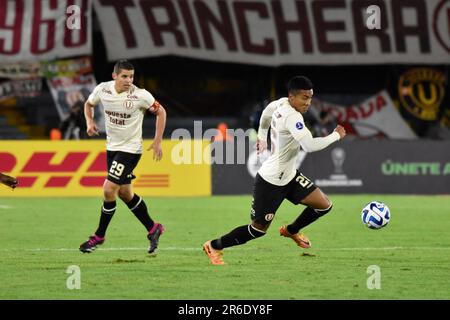 Bogota, Kolumbien. 08. Juni 2023. Aldo Corzo und Hugo Ancajima von Universitario während des Peru's Universitario (0) V. Kolumbiens Santa Fe (2) Gruppenspiel der CONMEBOL Libertadores in Bogota, Kolumbien 9. Juni 2023. Foto: Cristian Bayona/Long Visual Press Credit: Long Visual Press/Alamy Live News Stockfoto