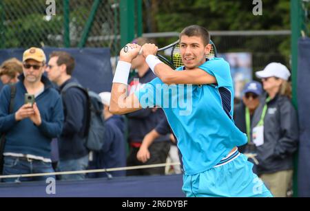 Alexei Popyrin (AUS) spielt in der ersten Runde bei der Surbiton Trophy, London, 6. Juni 2023. Stockfoto