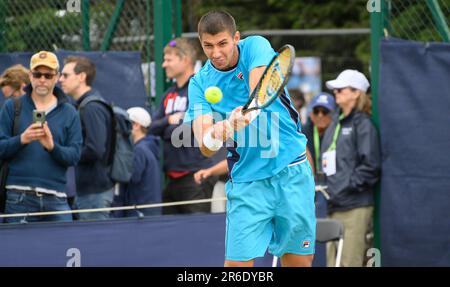 Alexei Popyrin (AUS) spielt in der ersten Runde bei der Surbiton Trophy, London, 6. Juni 2023. Stockfoto