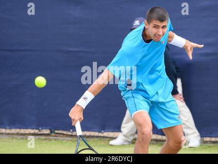 Alexei Popyrin (AUS) spielt in der ersten Runde bei der Surbiton Trophy, London, 6. Juni 2023. Stockfoto