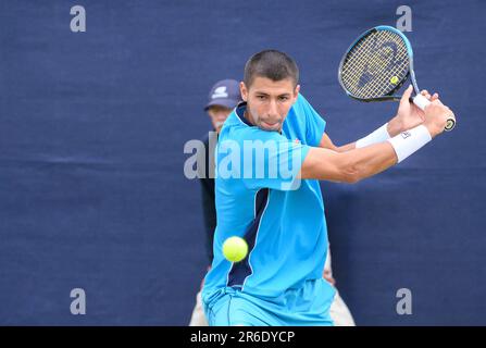 Alexei Popyrin (AUS) spielt in der ersten Runde bei der Surbiton Trophy, London, 6. Juni 2023. Stockfoto