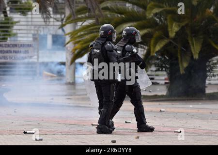 Bogota, Kolumbien. 08. Juni 2023. Am Tag des gefallenen Studenten am 8. juni 2023 kämpft die kolumbianische Aufruhr-Polizei (UNDMO) mit Demonstranten auf Bogotas "Universidad Nacional". Zwei Polizisten wurden von einem Sprengstoff getroffen. Foto: Cristian Bayona/Long Visual Press Credit: Long Visual Press/Alamy Live News Stockfoto