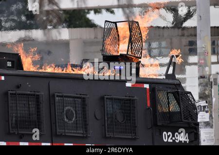 Bogota, Kolumbien. 08. Juni 2023. Am Tag des gefallenen Studenten am 8. juni 2023 kämpft die kolumbianische Aufruhr-Polizei (UNDMO) mit Demonstranten auf Bogotas "Universidad Nacional". Zwei Polizisten wurden von einem Sprengstoff getroffen. Foto: Cristian Bayona/Long Visual Press Credit: Long Visual Press/Alamy Live News Stockfoto