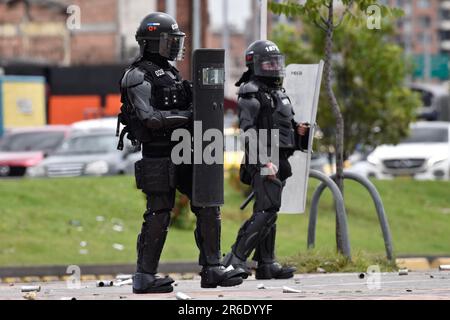 Bogota, Kolumbien. 08. Juni 2023. Am Tag des gefallenen Studenten am 8. juni 2023 kämpft die kolumbianische Aufruhr-Polizei (UNDMO) mit Demonstranten auf Bogotas "Universidad Nacional". Zwei Polizisten wurden von einem Sprengstoff getroffen. Foto: Cristian Bayona/Long Visual Press Credit: Long Visual Press/Alamy Live News Stockfoto