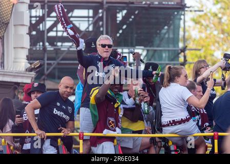 Manager David Moyes bei der Siegesparade der Fußballmannschaft West Ham Utd, um den Gewinn der Trophäe der UEFA Europa Conference League zu feiern Stockfoto