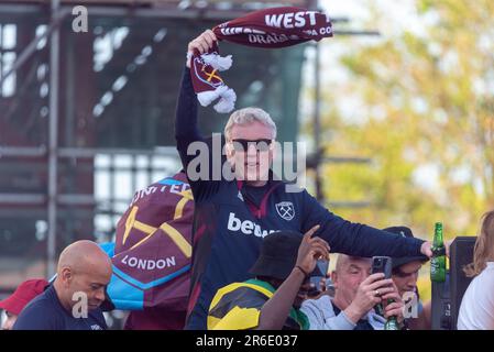 Manager David Moyes bei der Siegesparade der Fußballmannschaft West Ham Utd, um den Gewinn der Trophäe der UEFA Europa Conference League zu feiern Stockfoto