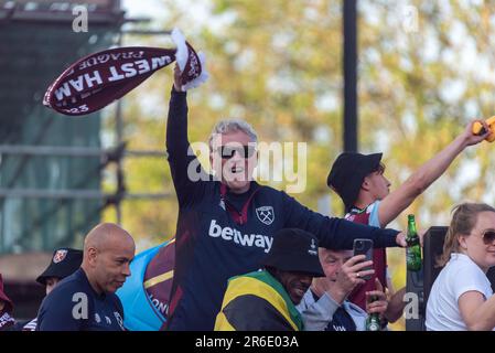 Manager David Moyes bei der Siegesparade der Fußballmannschaft West Ham Utd, um den Gewinn der Trophäe der UEFA Europa Conference League zu feiern Stockfoto
