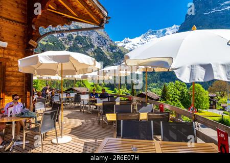 C und M Café Bar Restaurant Terrasse mit Blick auf die Berge, Grindelwald, Schweiz Stockfoto