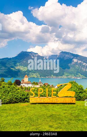 Blick auf Thunersee, Schloss Spiez und Merligen in der Ferne, Spiez, Schweiz Stockfoto