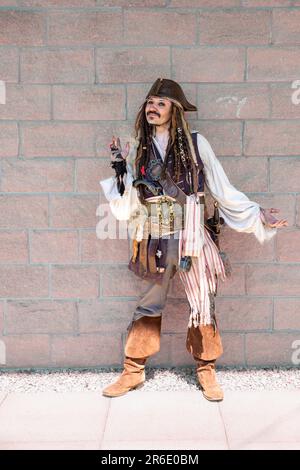 Ein langes Porträt eines glücklichen Cosplay männlich gekleidet als Pirat Captain Jack Sparrow aus dem Film "Piraten der Karibik" in einer britischen Comic Con Stockfoto