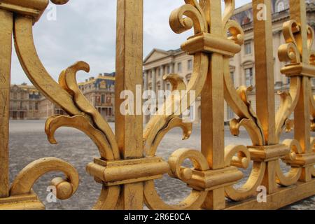 barocke goldene Eisenbahn am Schloss von versailles (frankreich) Stockfoto