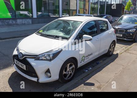 Toyota Yaris Hybrid Car, betrieben vom C-Wheels Car Club auf einem der reservierten Parkplätze in der Browncross Street in Salford, Greater Manchester. Stockfoto