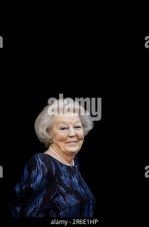 AMSTERDAM - 09/06/2023, Prinzessin Beatrix kommt am Königspalast zur Präsentation der Silbernen Nelken an. In diesem Jahr wurden die Silver Carnations Trudy und Willem van Riemsdijk, Wesley Sekewael und Eef Arnolds verliehen. ANP KOEN VAN WEEL niederlande raus - belgien raus Stockfoto