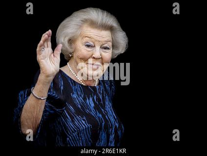 AMSTERDAM - 09/06/2023, Prinzessin Beatrix kommt am Königspalast zur Präsentation der Silbernen Nelken an. In diesem Jahr wurden die Silver Carnations Trudy und Willem van Riemsdijk, Wesley Sekewael und Eef Arnolds verliehen. ANP KOEN VAN WEEL niederlande raus - belgien raus Stockfoto