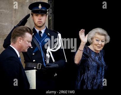 AMSTERDAM - 09/06/2023, Prinzessin Beatrix kommt am Königspalast zur Präsentation der Silbernen Nelken an. In diesem Jahr wurden die Silver Carnations Trudy und Willem van Riemsdijk, Wesley Sekewael und Eef Arnolds verliehen. ANP KOEN VAN WEEL niederlande raus - belgien raus Stockfoto