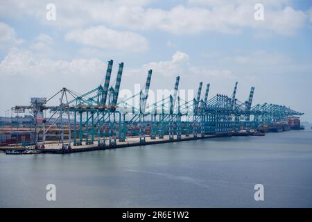 Hafenfrachtkräne Schiffsausrüstung Hafenausrüstung, industrieller Hafenkran, Logistikgeschäft riesige Kräne und Container, Frachtschiff mit Industrie Stockfoto