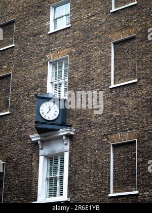 Eine Uhr in einem rustikalen Ziegelgebäude Stockfoto