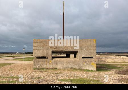 Ein Maschinengewehrpillbox aus dem Zweiten Weltkrieg der vickers am Westufer des River Rother in Rye Harbour, East Sussex. Stockfoto