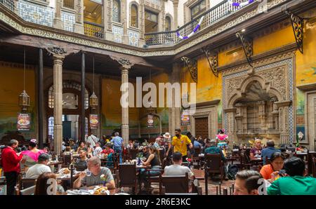 Das Sanborns Restaurant im Innenhof der Casa de los Azulejos, das Haus der Fliesen, Mexiko-Stadt, Mexiko Stockfoto