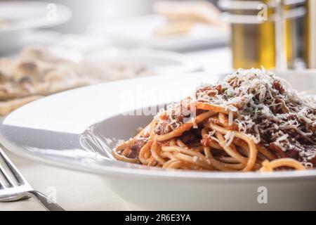Detail von Spaghetti mit Tomatensoße, Basilikum und Parmesan. Stockfoto