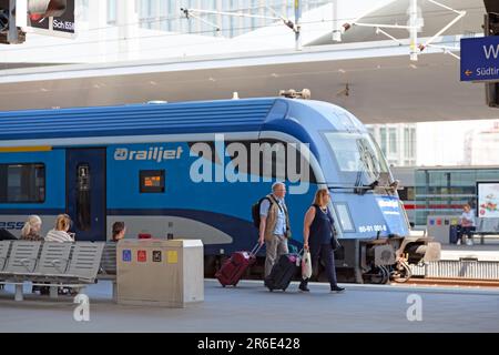 Wien, Österreich - Juni 17 2018: Tschechischer Eisenbahnzug des Railjet am Bahnhof Wien Hbf. Stockfoto