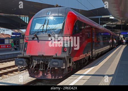Wien, Österreich - Juni 17 2018: Vom OBB betriebener Eisenbahnzug am Bahnhof Wien Hbf. Stockfoto