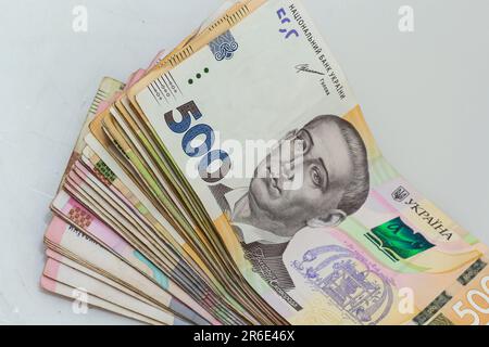 Geld der Ukraine. Hintergrund der ukrainischen Hrywna-Banknoten. Hrywna 500, 200. - Nein. Geld- und Sparkonzept. Stockfoto