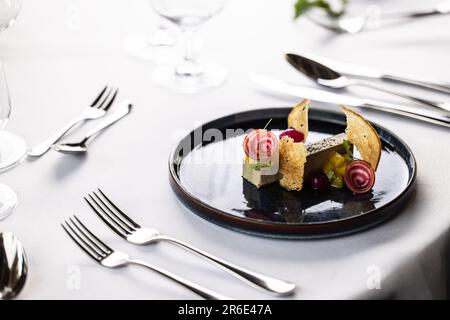 Hausgemachte Entenleberpastete auf einem dekorativen bunten Teller. Stockfoto