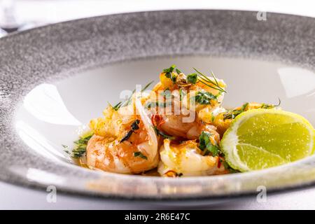 Gegrillte Garnelen mit frischen grünen Kräutern, Zitrone und Knoblauch. Stockfoto