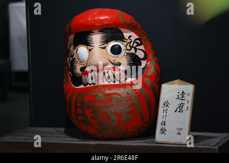 Kinugawa, Japan, Mai 3 2023: Eine bemalte Daruma-Puppe mit einem Auge in Kinugawa Onsen. Es ist eine der berühmten traditionellen Puppen in Japan Stockfoto