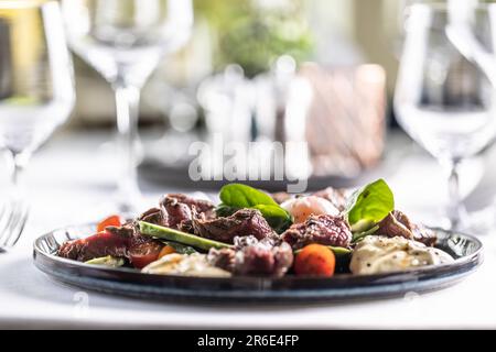 Kohlenhydratarme Diät mit mittlerem Flankensteak und Gemüse. Stockfoto