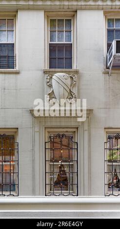 Emery Roth entwarf die 24 Fifth Avenue im spanischen Renaissance-Stil als Wohnhaus des Fifth Avenue Hotels; es ist jetzt eine Koop und ein Wahrzeichen von NYC. Stockfoto