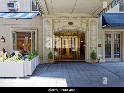 Emery Roth entwarf die 24 Fifth Avenue im spanischen Renaissance-Stil als Wohnhaus des Fifth Avenue Hotels; es ist jetzt eine Koop und ein Wahrzeichen von NYC. Stockfoto