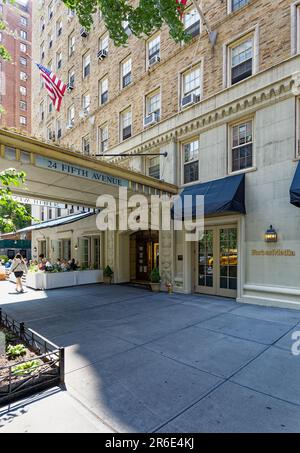 Emery Roth entwarf die 24 Fifth Avenue im spanischen Renaissance-Stil als Wohnhaus des Fifth Avenue Hotels; es ist jetzt eine Koop und ein Wahrzeichen von NYC. Stockfoto