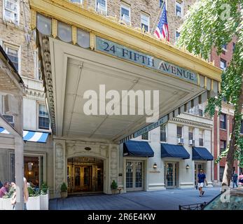 Emery Roth entwarf die 24 Fifth Avenue im spanischen Renaissance-Stil als Wohnhaus des Fifth Avenue Hotels; es ist jetzt eine Koop und ein Wahrzeichen von NYC. Stockfoto