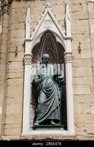 Statue von St. Johannes der Evangelist im äußeren Tabernakel am äußeren Rand der Kirche Orsanmichele in Florenz, Italien. Stockfoto