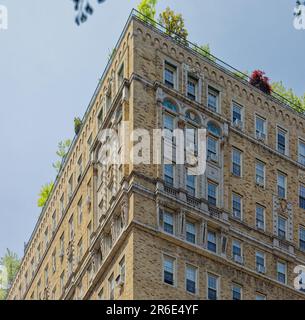 Emery Roth entwarf die 24 Fifth Avenue im spanischen Renaissance-Stil als Wohnhaus des Fifth Avenue Hotels; es ist jetzt eine Koop und ein Wahrzeichen von NYC. Stockfoto