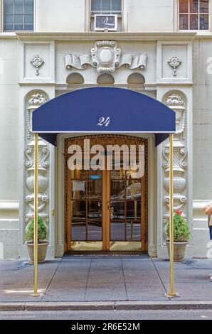 Emery Roth entwarf die 24 Fifth Avenue im spanischen Renaissance-Stil als Wohnhaus des Fifth Avenue Hotels; es ist jetzt eine Koop und ein Wahrzeichen von NYC. Stockfoto