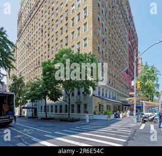 Emery Roth entwarf die 24 Fifth Avenue im spanischen Renaissance-Stil als Wohnhaus des Fifth Avenue Hotels; es ist jetzt eine Koop und ein Wahrzeichen von NYC. Stockfoto