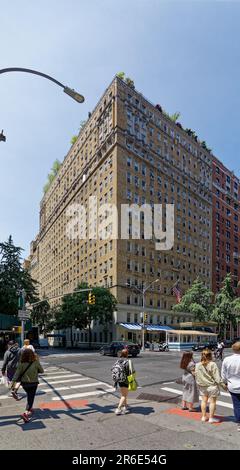 Emery Roth entwarf die 24 Fifth Avenue im spanischen Renaissance-Stil als Wohnhaus des Fifth Avenue Hotels; es ist jetzt eine Koop und ein Wahrzeichen von NYC. Stockfoto