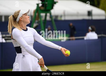 Katie Swan (GBR) diente während ihres ersten Spiels in der Surbiton Trophy, London, 6. Juni 2023. Stockfoto