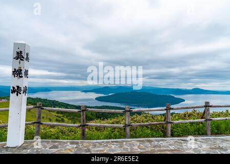 Lake Kussharo in der Sommersaison sonniger Tag. Naturlandschaft von Bihoro-toge Pass Aussichtspunkt. Akan Mashu National Park, Hokkaido, Japan Stockfoto