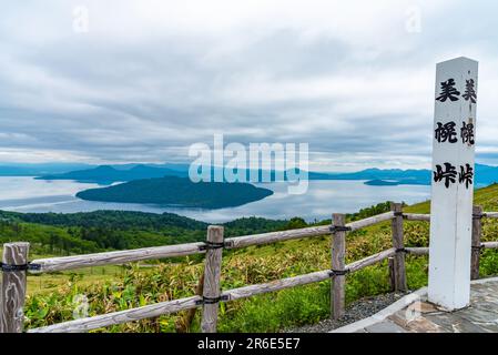 Lake Kussharo in der Sommersaison sonniger Tag. Naturlandschaft von Bihoro-toge Pass Aussichtspunkt. Akan Mashu National Park, Hokkaido, Japan Stockfoto