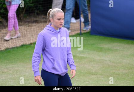 Katie Swan (GBR) im Warm-up-Bereich der Spieler bei der Surbiton Trophy, London, 6. Juni 2023 Stockfoto